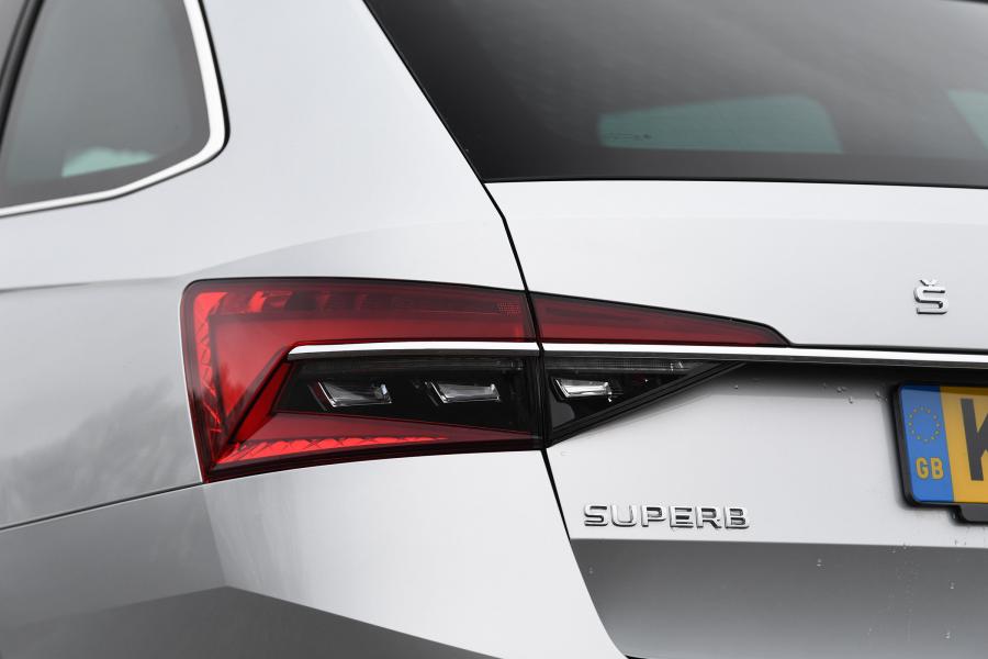 Детали экстерьера Skoda Superb iV Combi (3V) 2019 года  (UK) (фото 13 из 19)